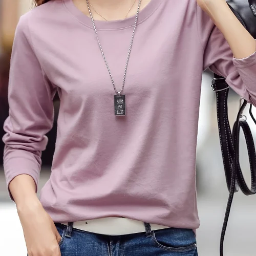 Women's basic solid color round neck long-sleeved knit top which can be worn at the bottom and can be machine washed